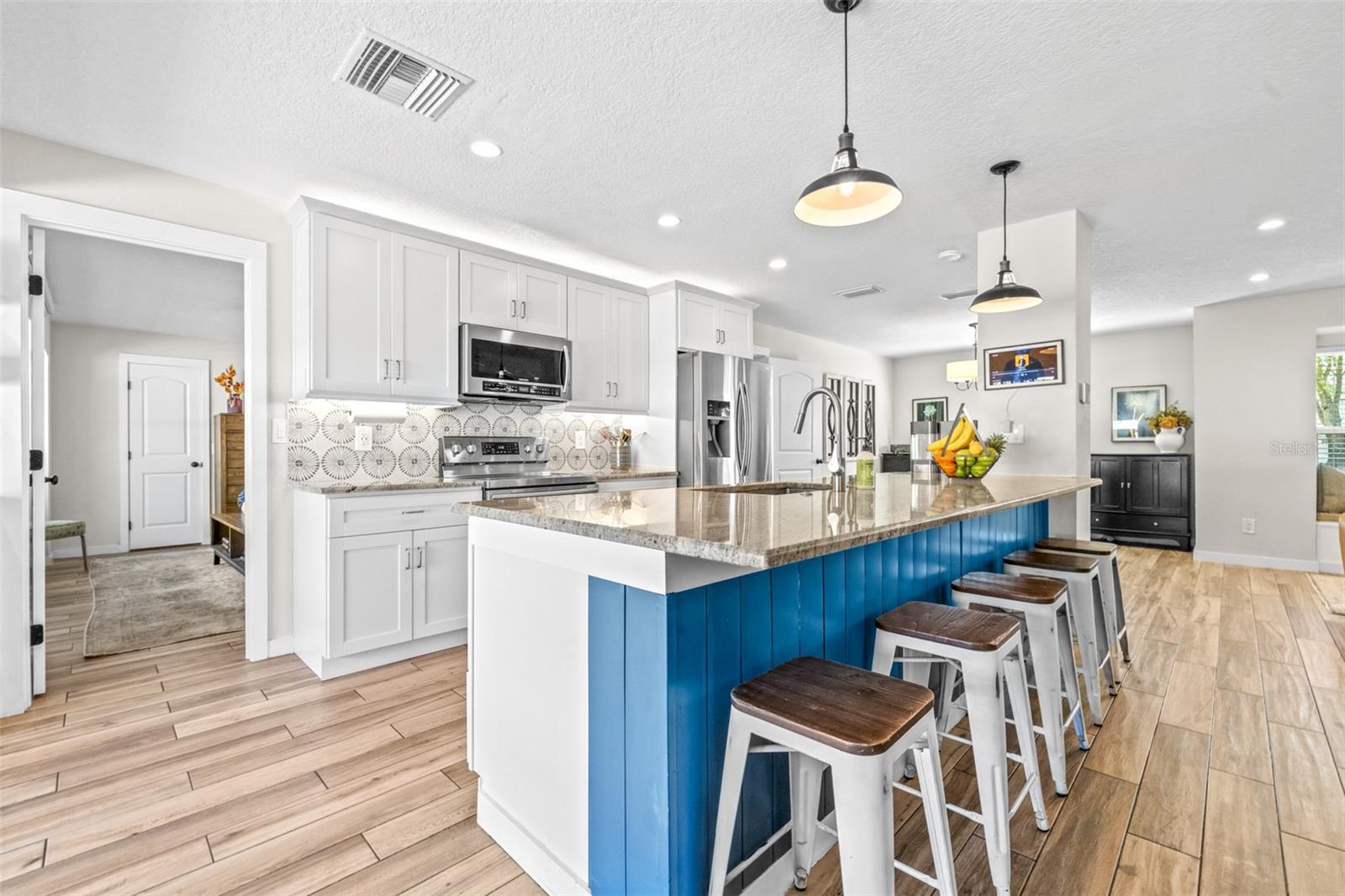 Listing photo id 3 for 6126 Native Woods Drive