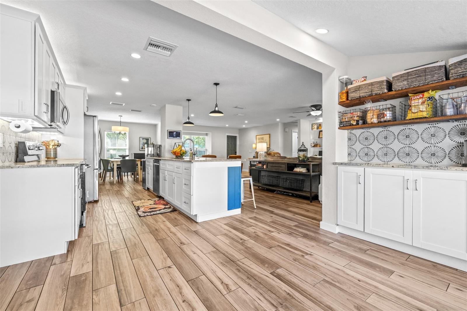 Listing photo id 7 for 6126 Native Woods Drive