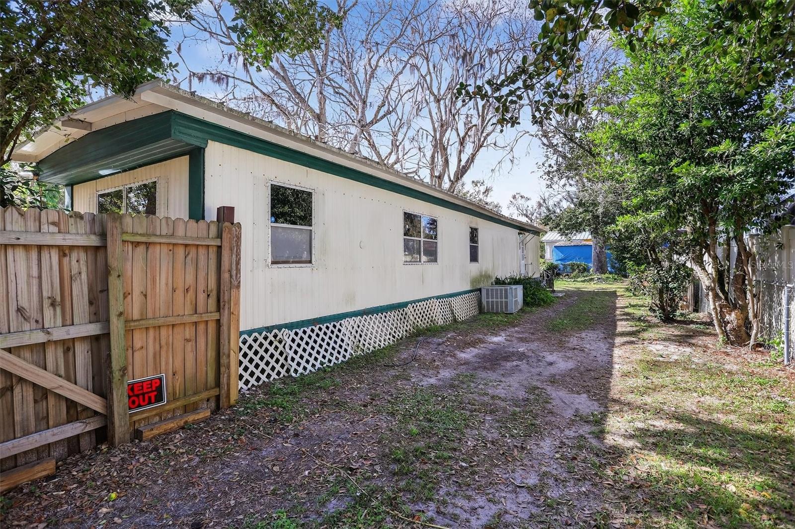 Listing photo id 16 for 18316 Crooked Lane