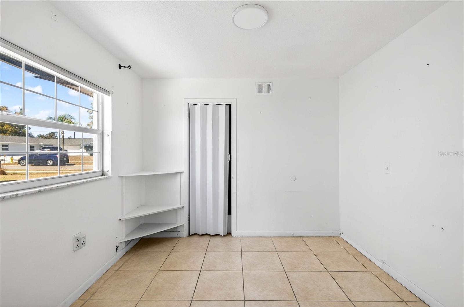 Image 18 of 38 For 527 Julie Lane