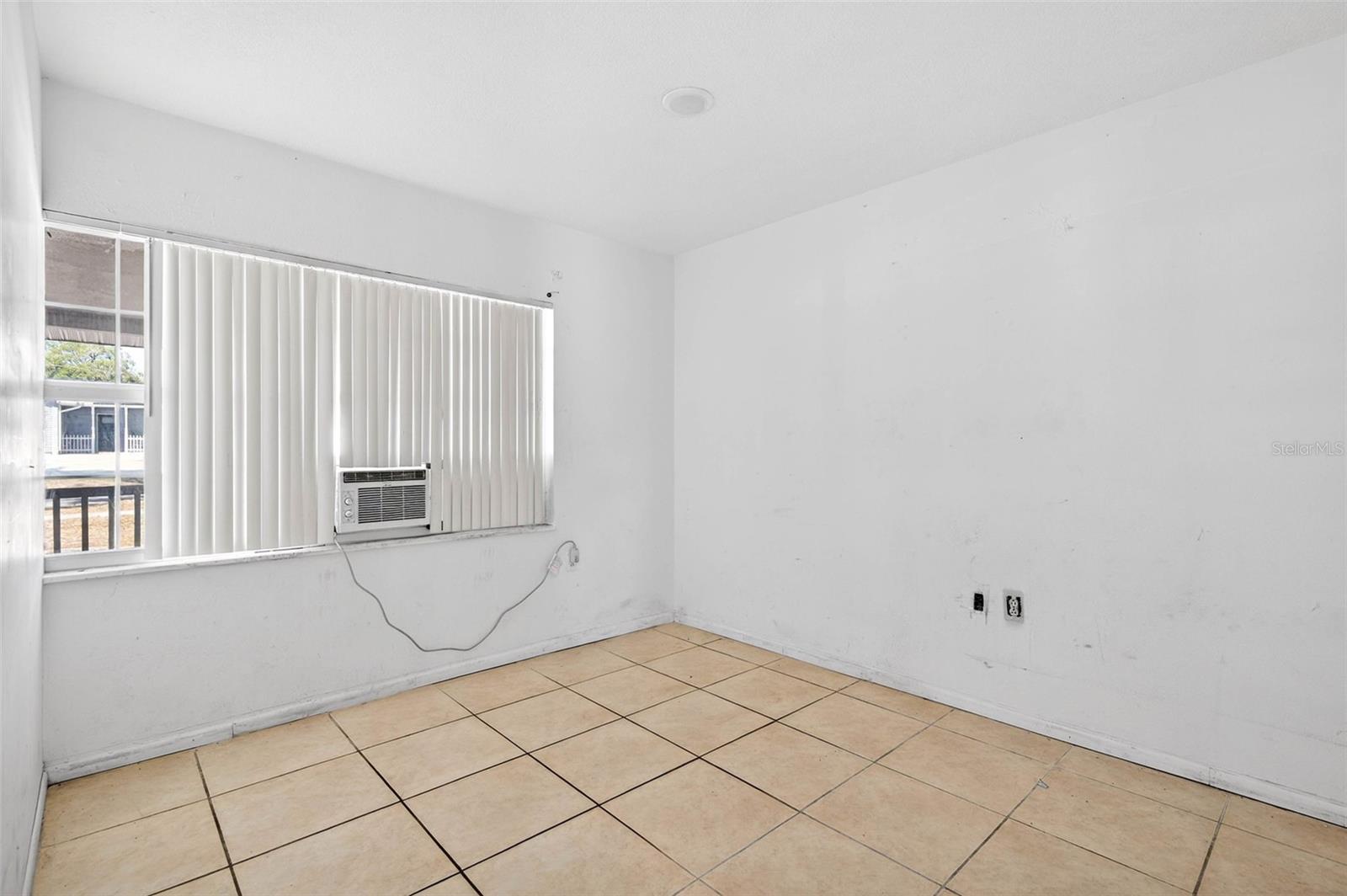 Image 24 of 38 For 527 Julie Lane