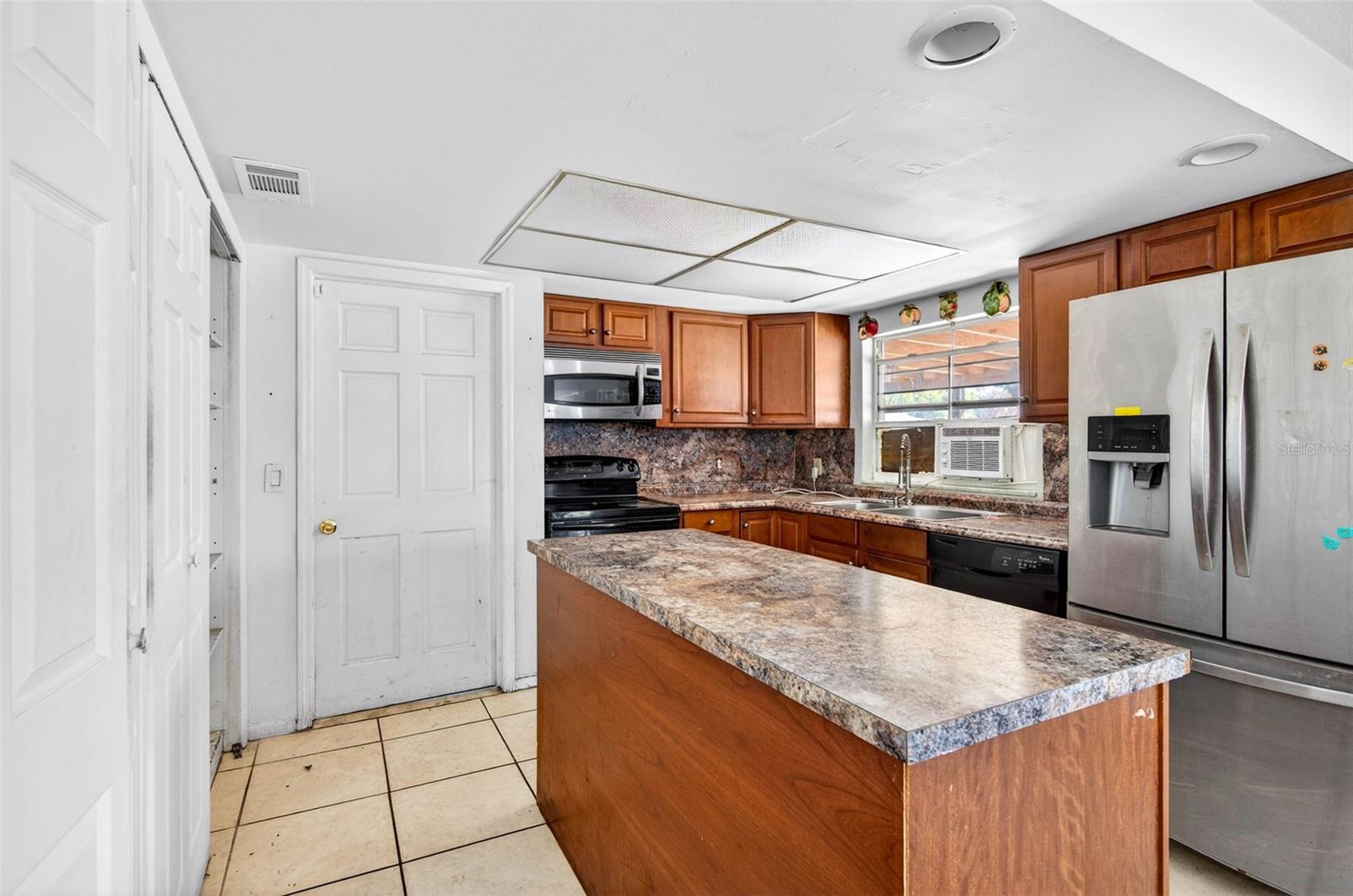 Image 6 of 38 For 527 Julie Lane