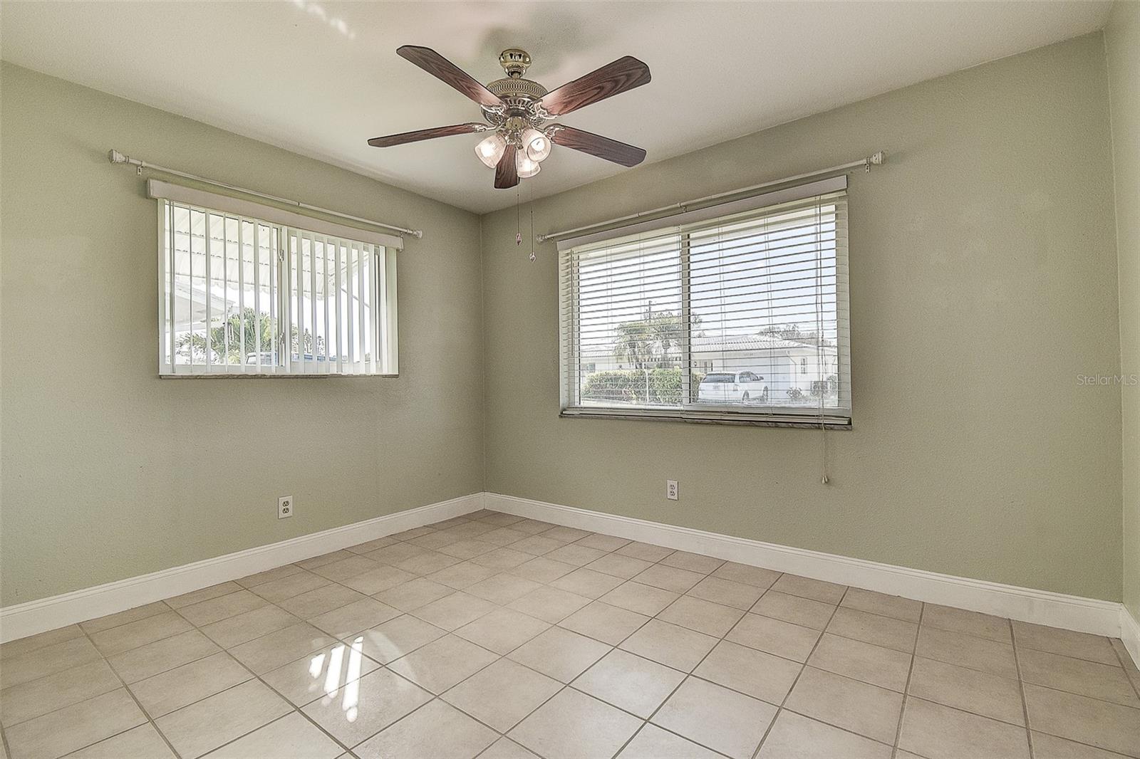 Listing photo id 18 for 14131 89th Avenue