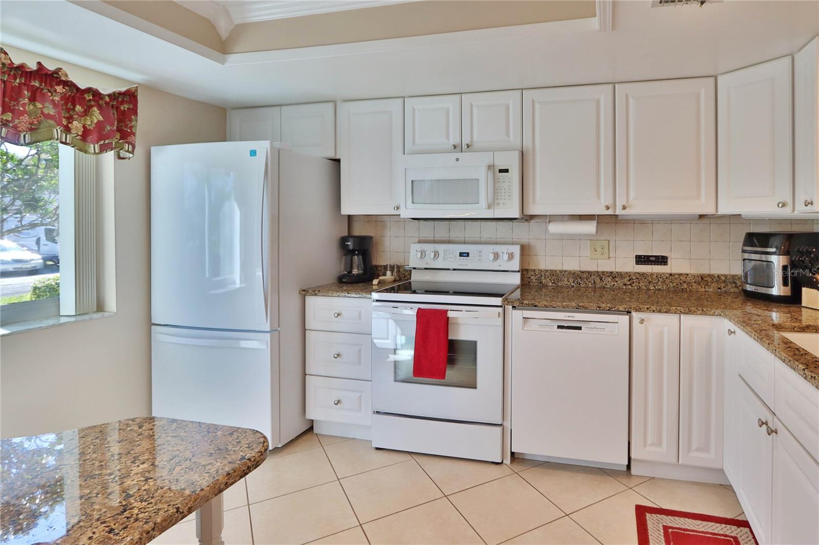 Image 11 of 41 For 880 Maclaren Drive N B