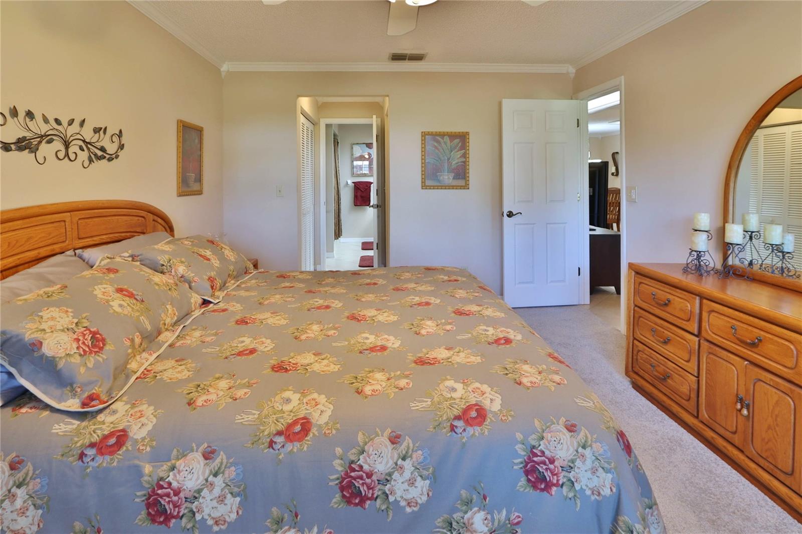 Image 22 of 41 For 880 Maclaren Drive N B