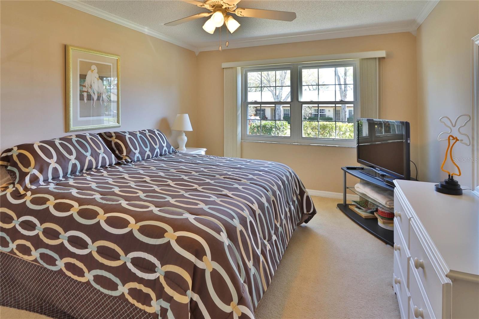 Image 29 of 41 For 880 Maclaren Drive N B