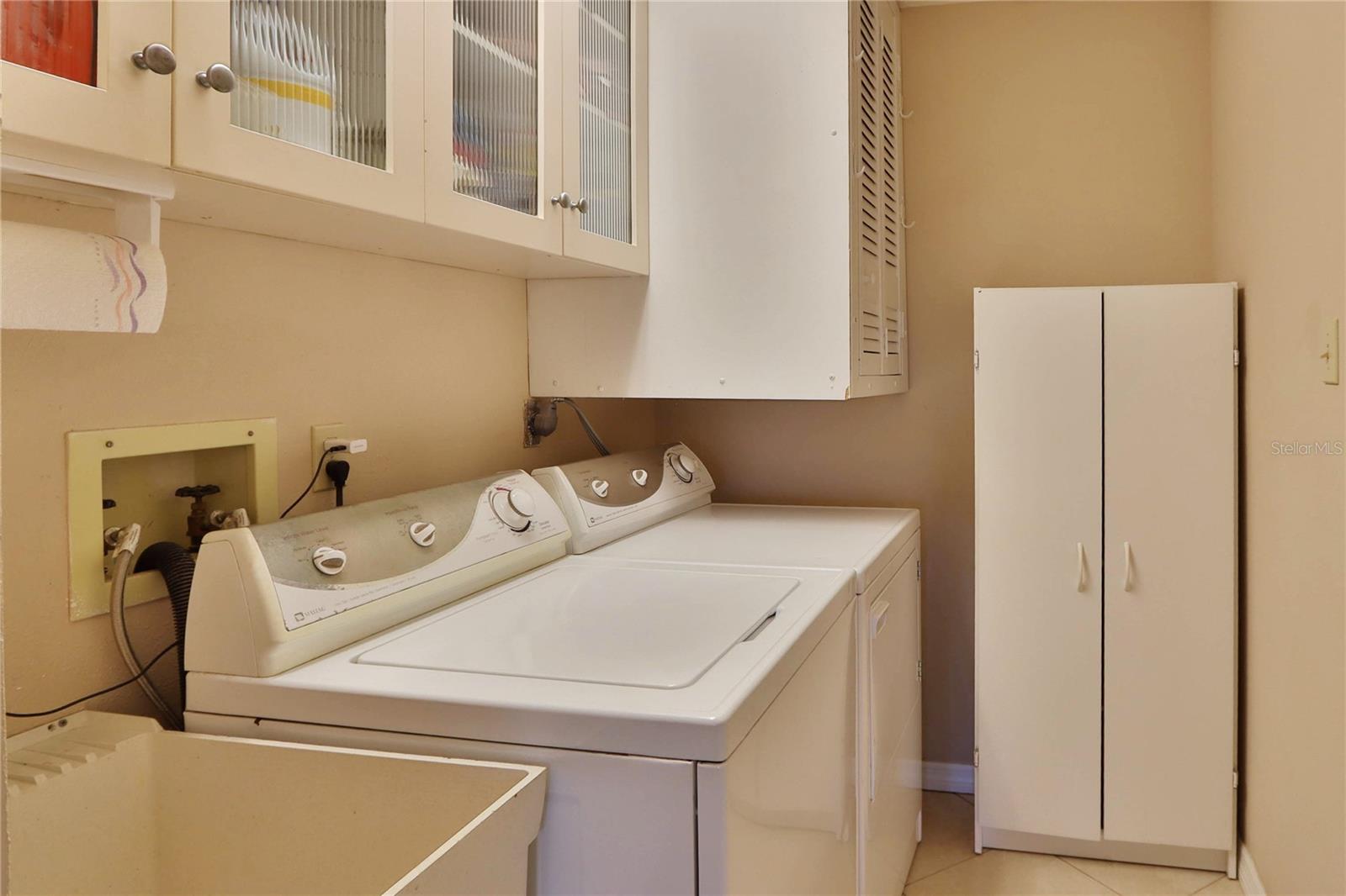 Image 33 of 41 For 880 Maclaren Drive N B