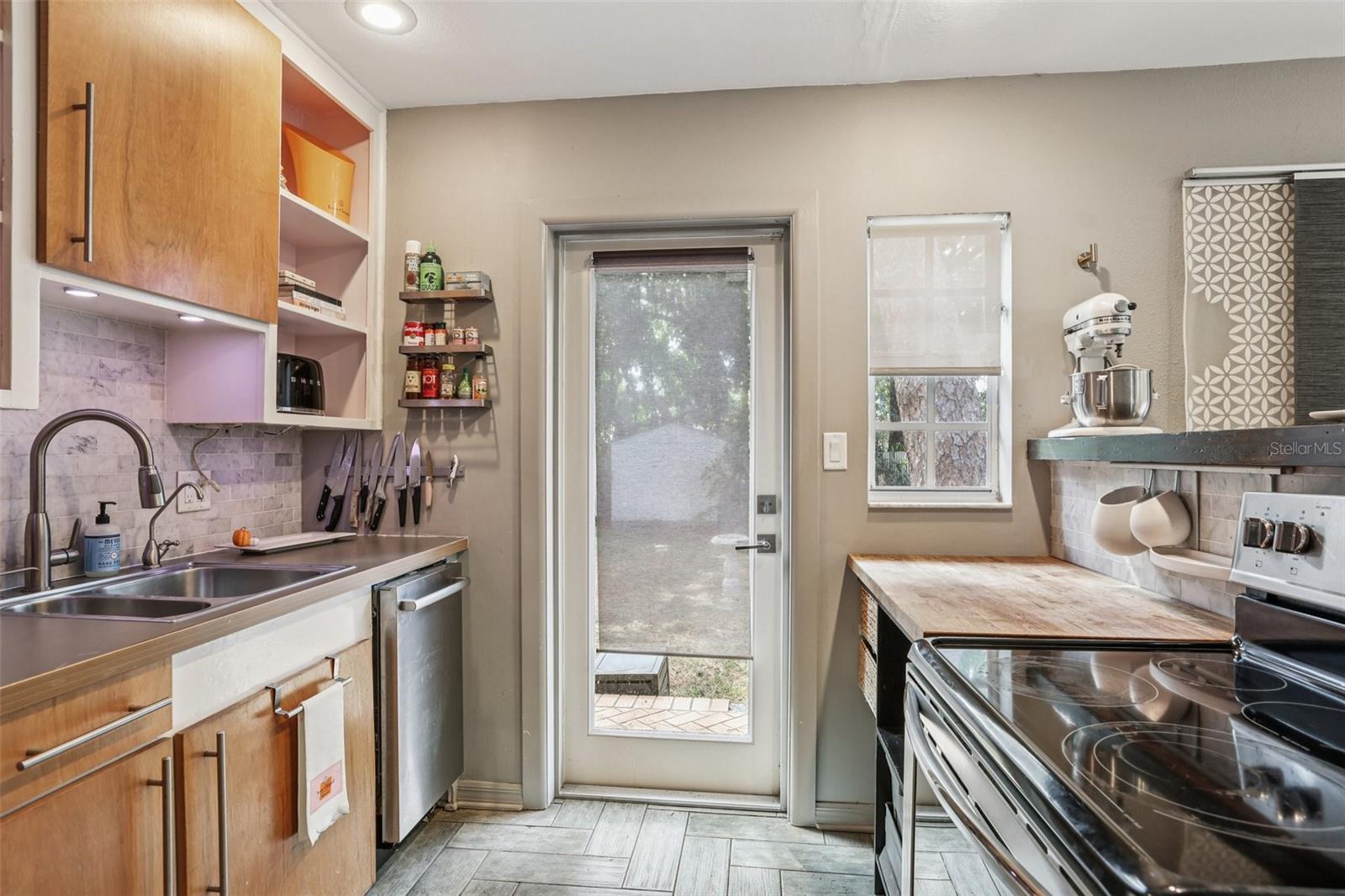 Listing photo id 9 for 4216 Euclid Avenue