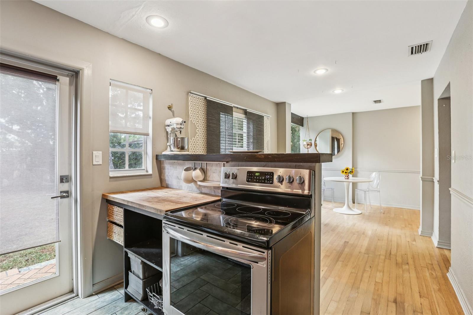 Listing photo id 10 for 4216 Euclid Avenue