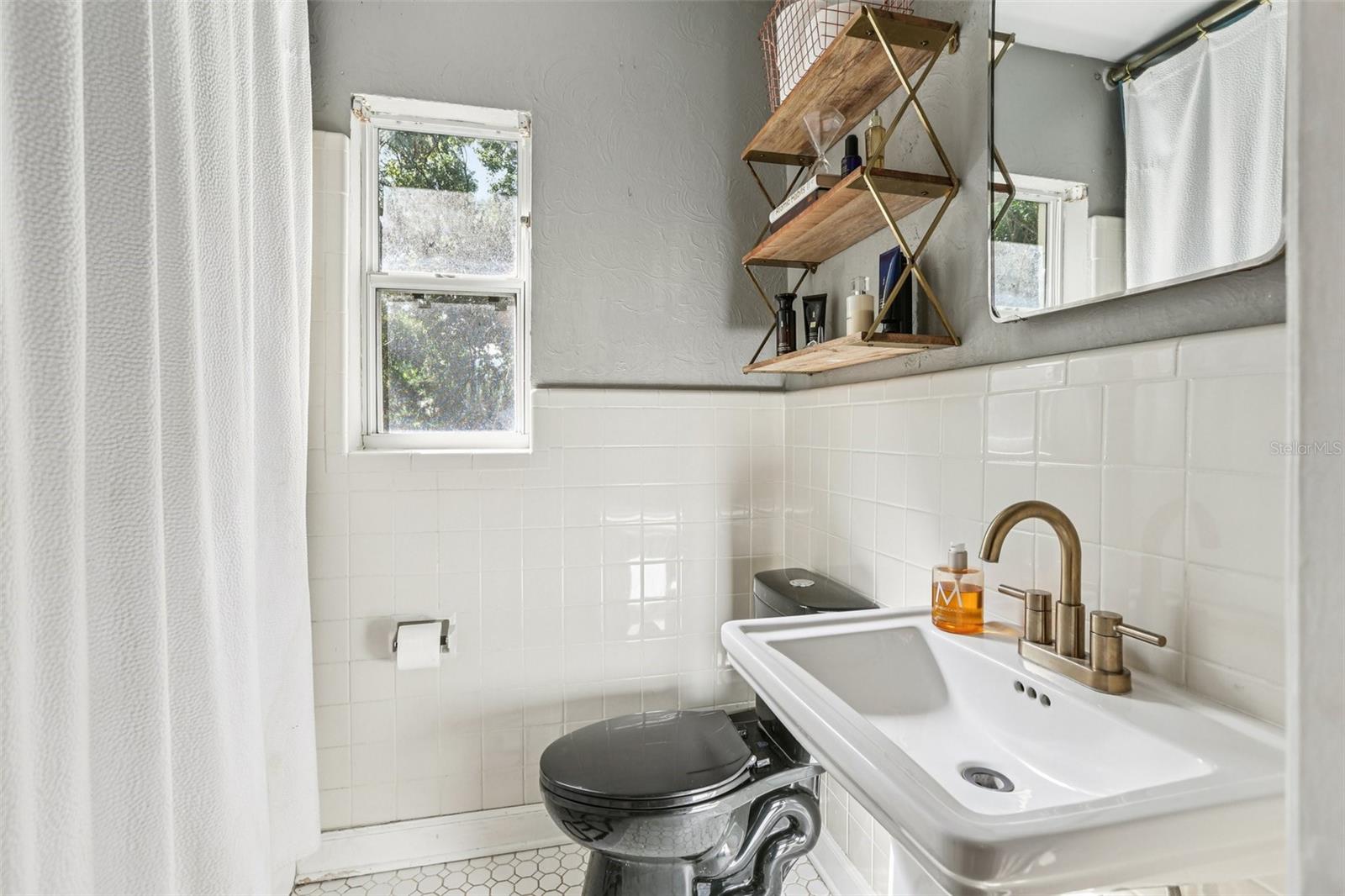 Listing photo id 11 for 4216 Euclid Avenue