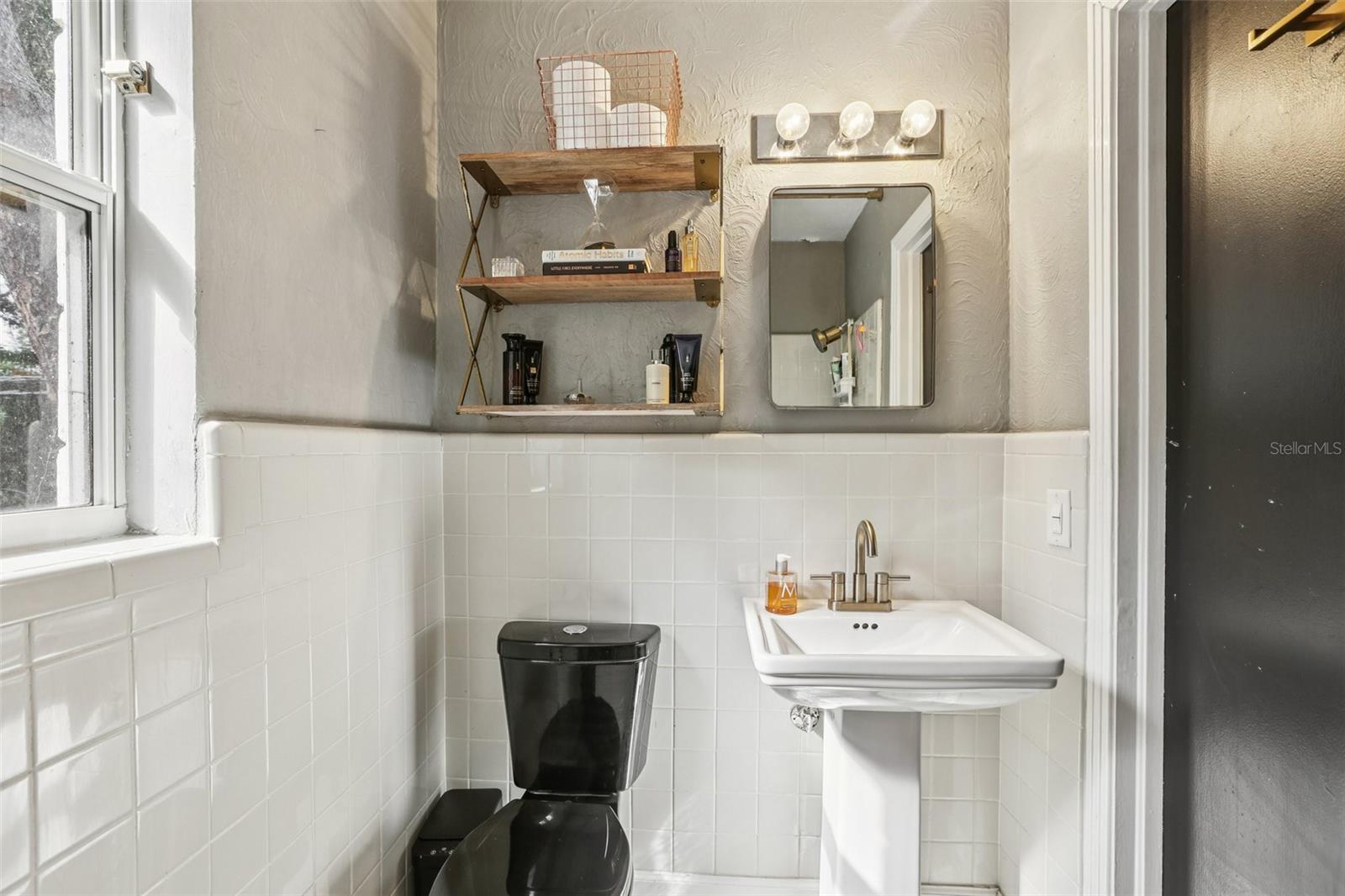 Listing photo id 12 for 4216 Euclid Avenue