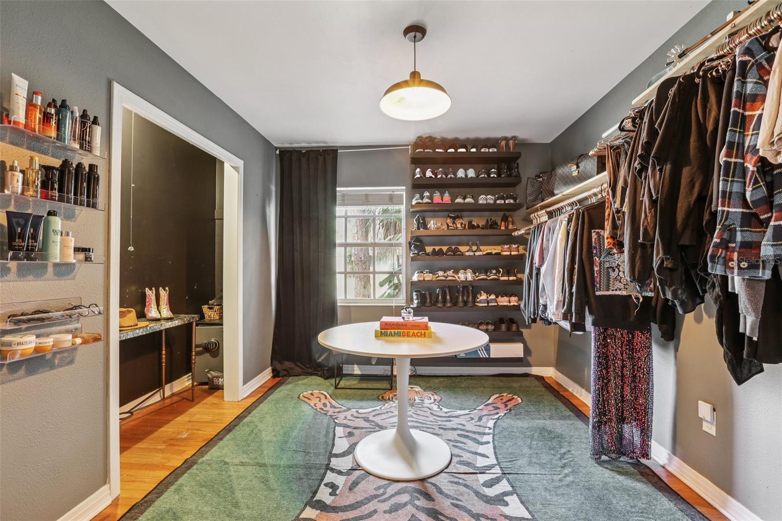 Listing photo id 14 for 4216 Euclid Avenue