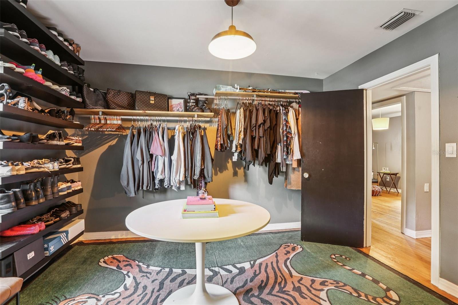 Listing photo id 15 for 4216 Euclid Avenue