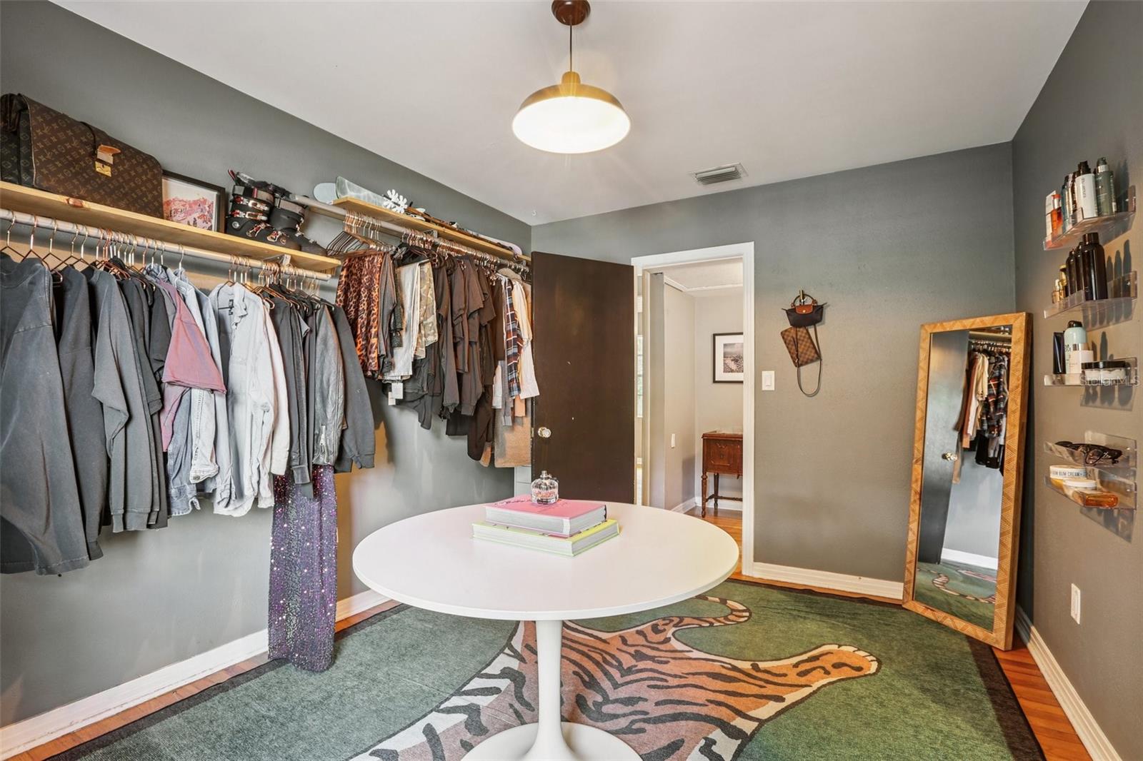 Listing photo id 16 for 4216 Euclid Avenue