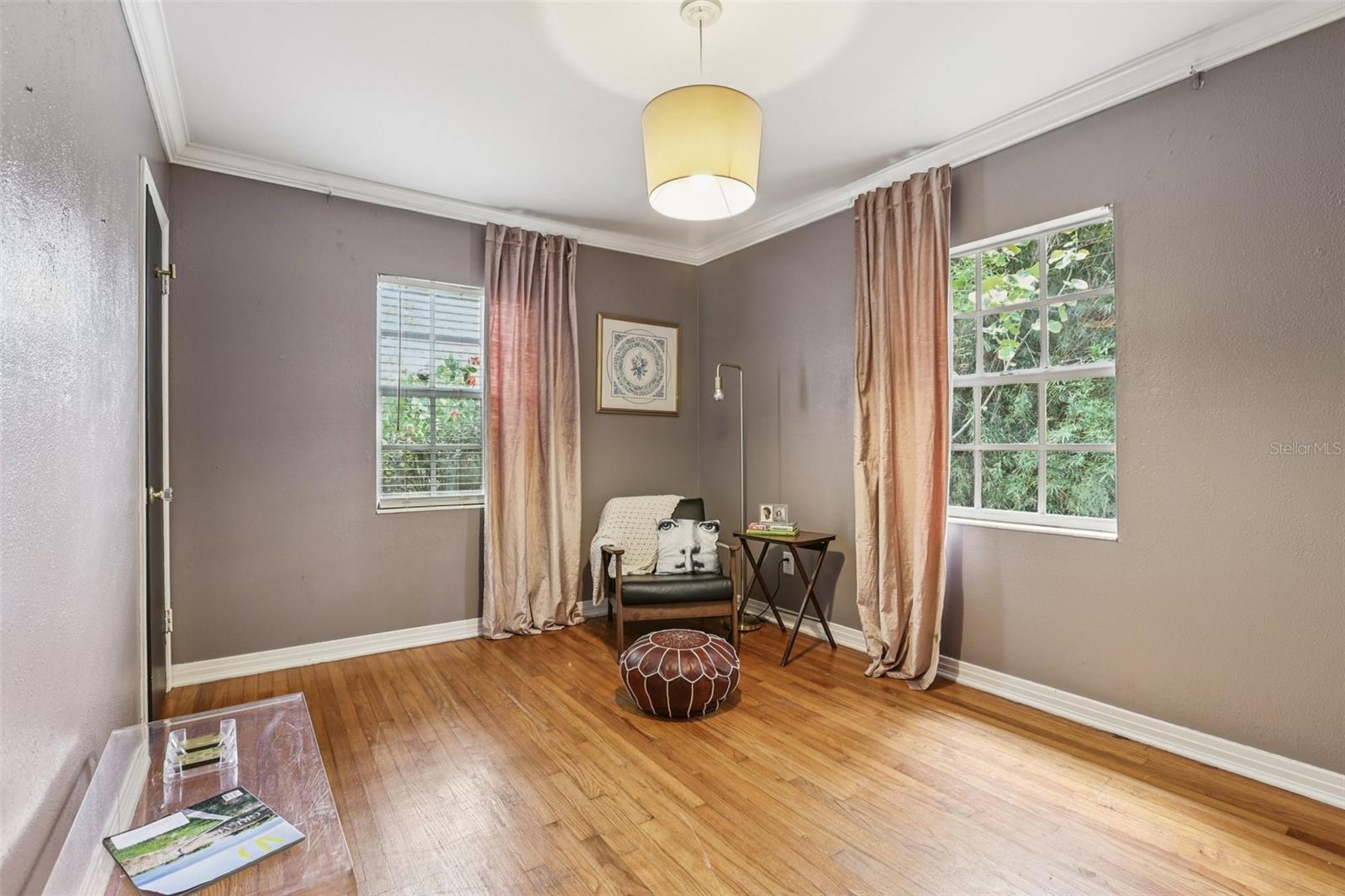 Listing photo id 18 for 4216 Euclid Avenue