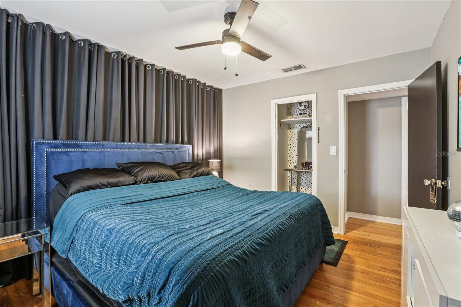 Listing photo id 21 for 4216 Euclid Avenue