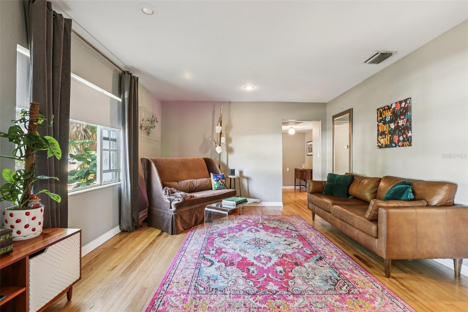 Listing photo id 3 for 4216 Euclid Avenue