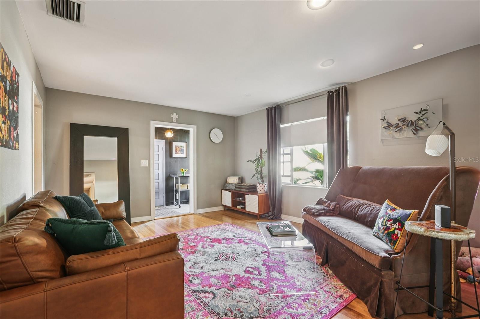 Listing photo id 5 for 4216 Euclid Avenue