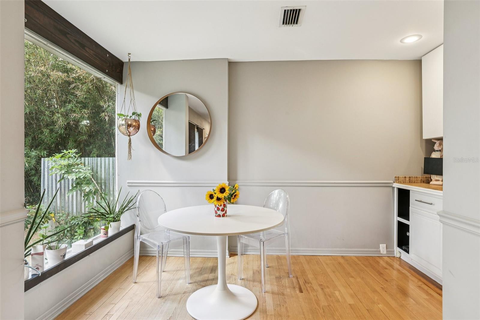 Listing photo id 6 for 4216 Euclid Avenue