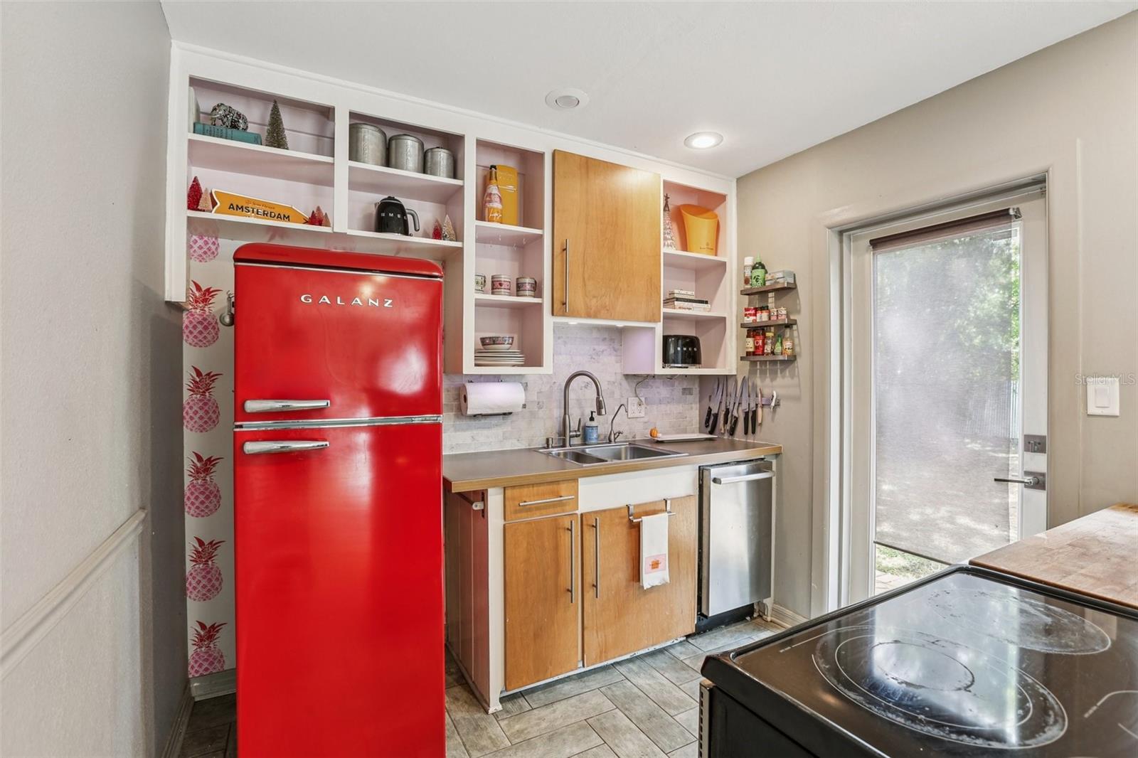 Listing photo id 7 for 4216 Euclid Avenue