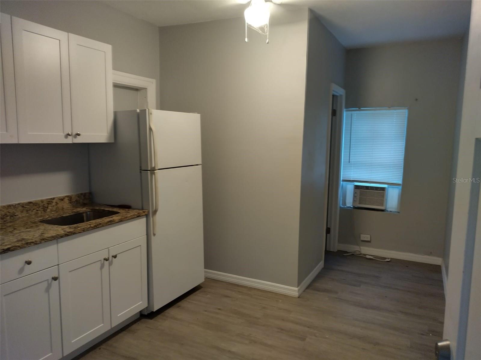 Image 4 of 6 For 705 Vine Avenue 2