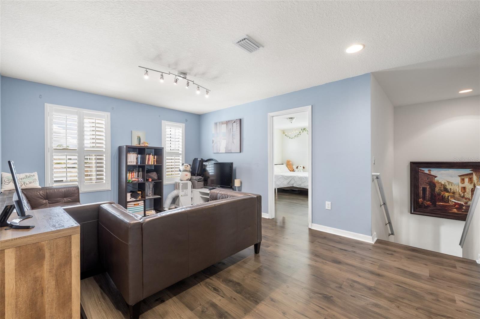 Image 24 of 64 For 1565 Feather Grass Loop