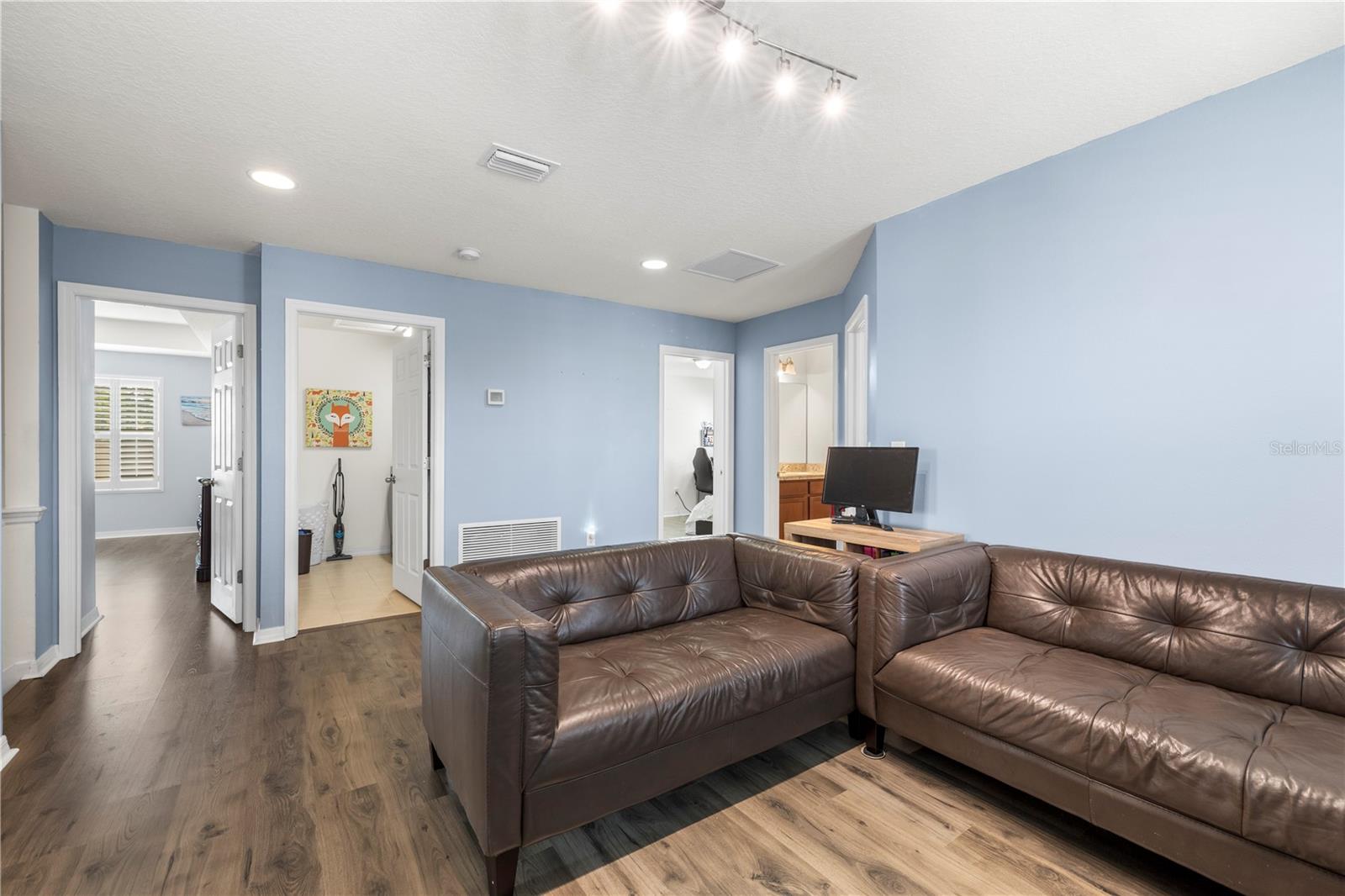 Image 25 of 64 For 1565 Feather Grass Loop