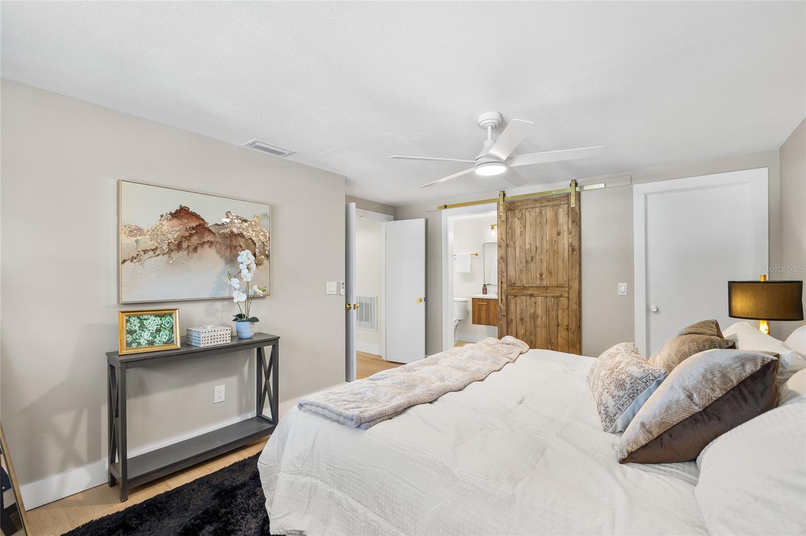 Listing photo id 15 for 8507 Wooddale Court