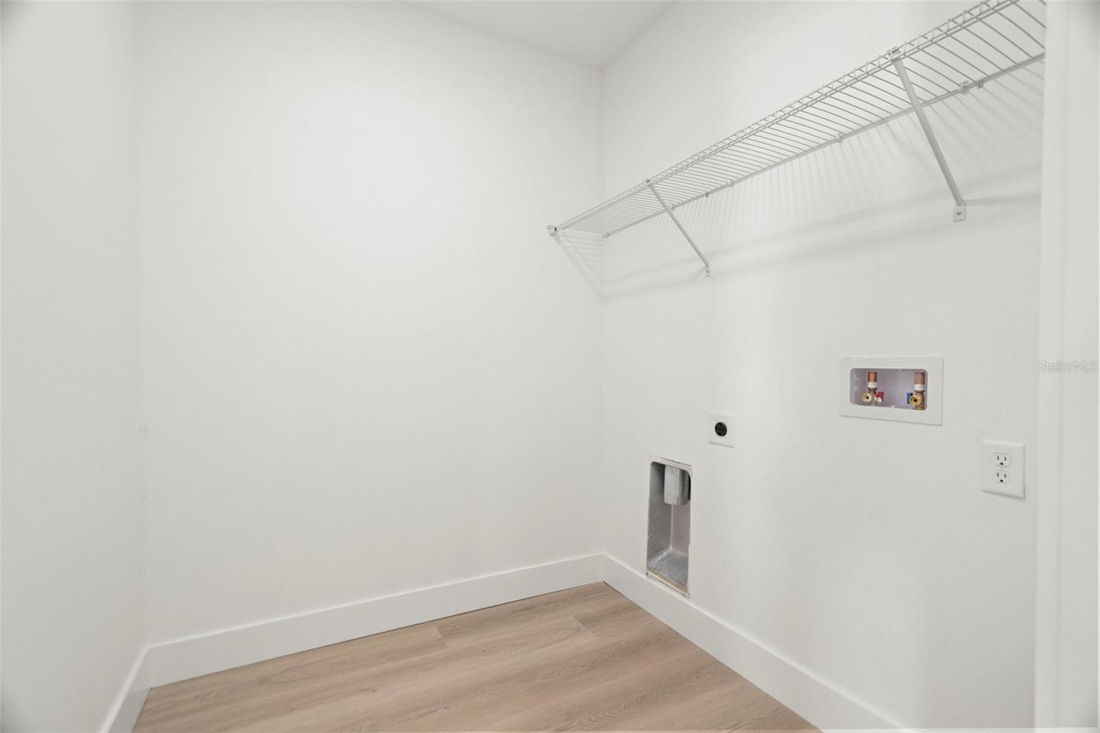 Image 23 of 53 For 7211 Orpine Drive N