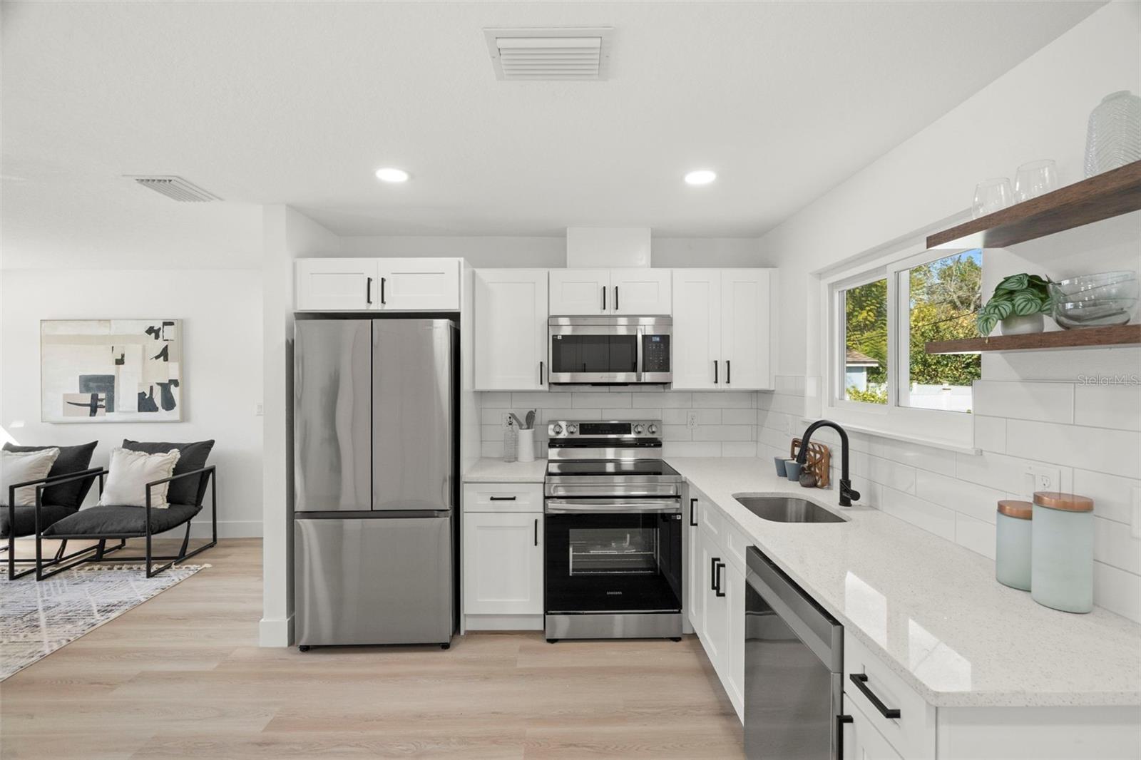 Image 5 of 53 For 7211 Orpine Drive N