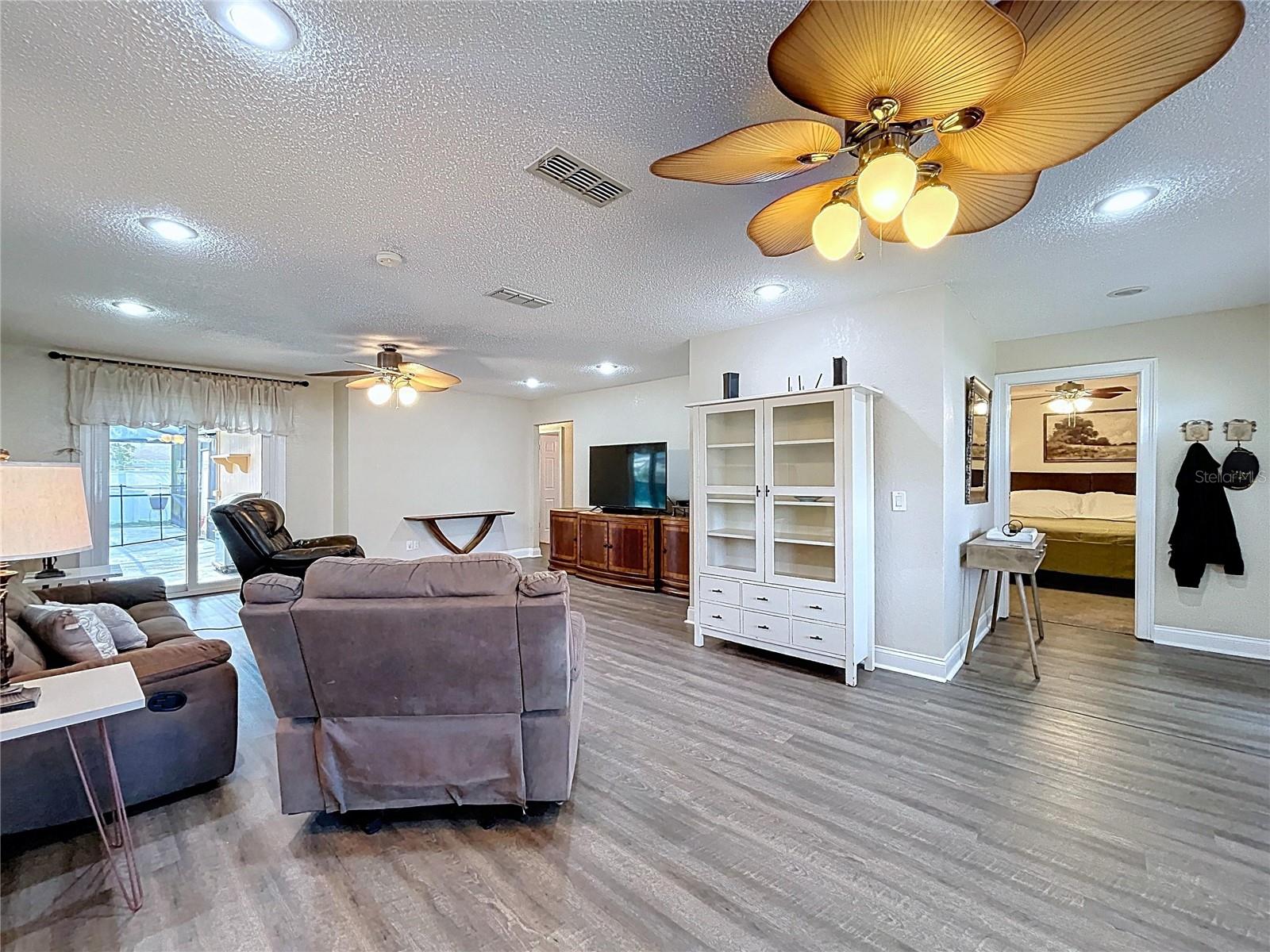 Image 14 of 61 For 2205 Roslyn Lane