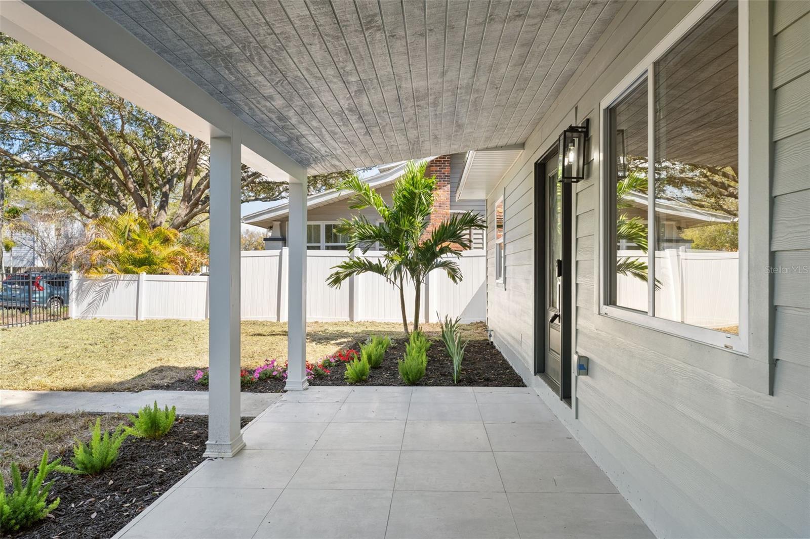 Listing photo id 8 for 646 36th Avenue N