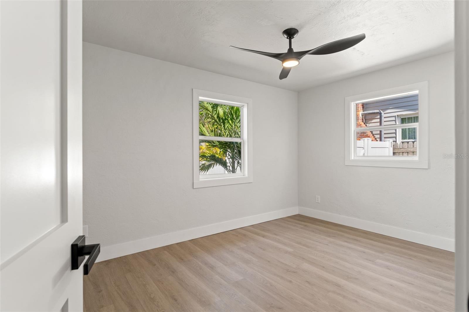 Listing photo id 13 for 646 36th Avenue N