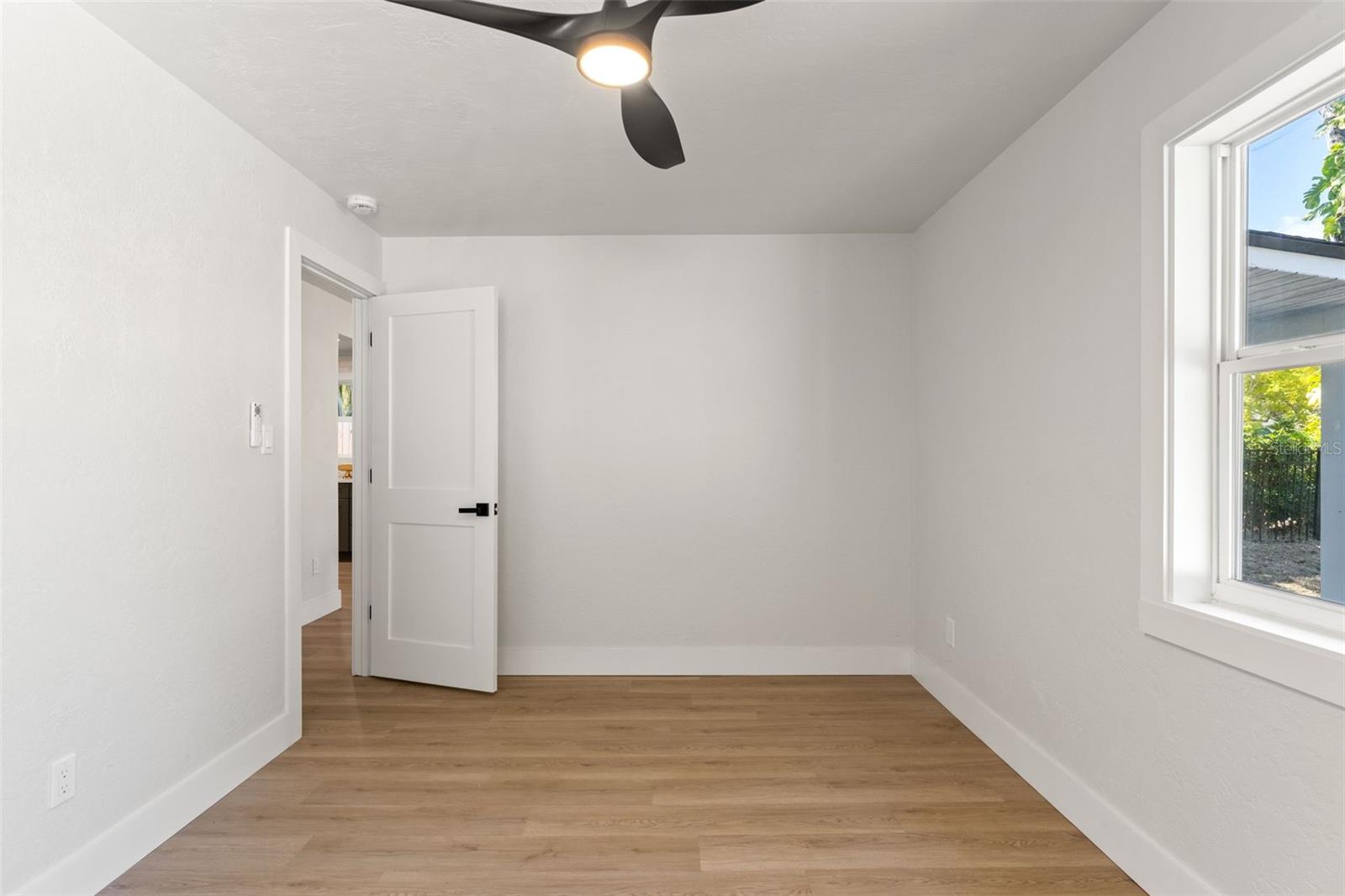 Listing photo id 14 for 646 36th Avenue N