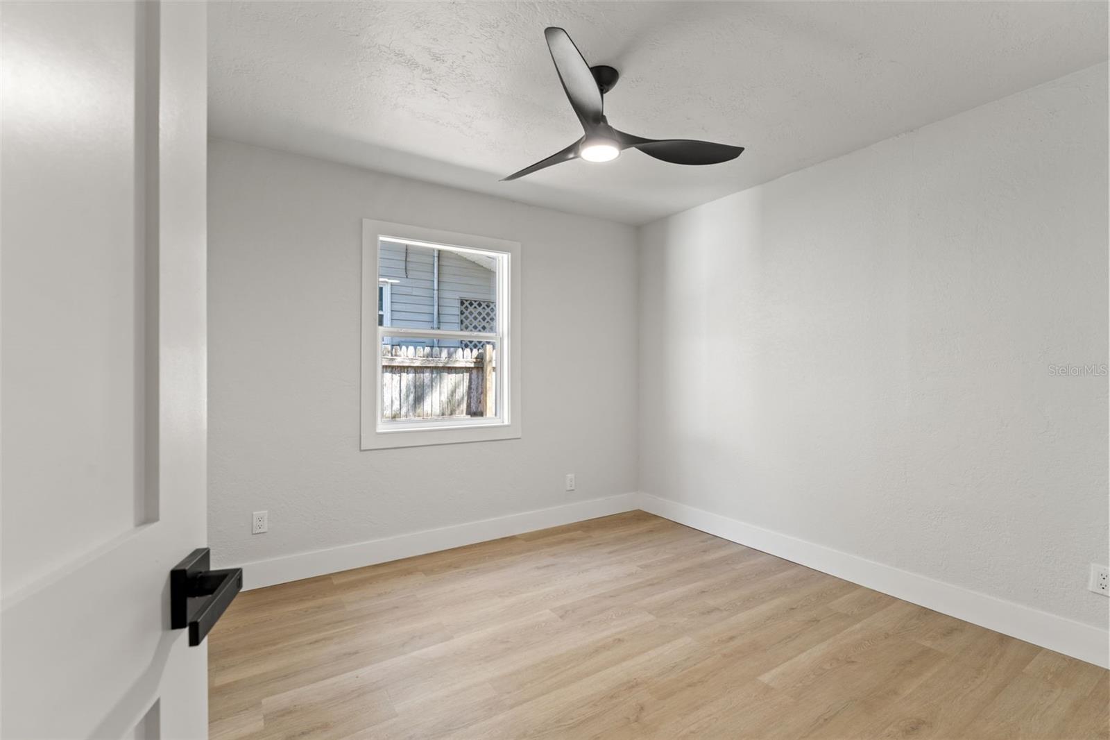 Listing photo id 15 for 646 36th Avenue N