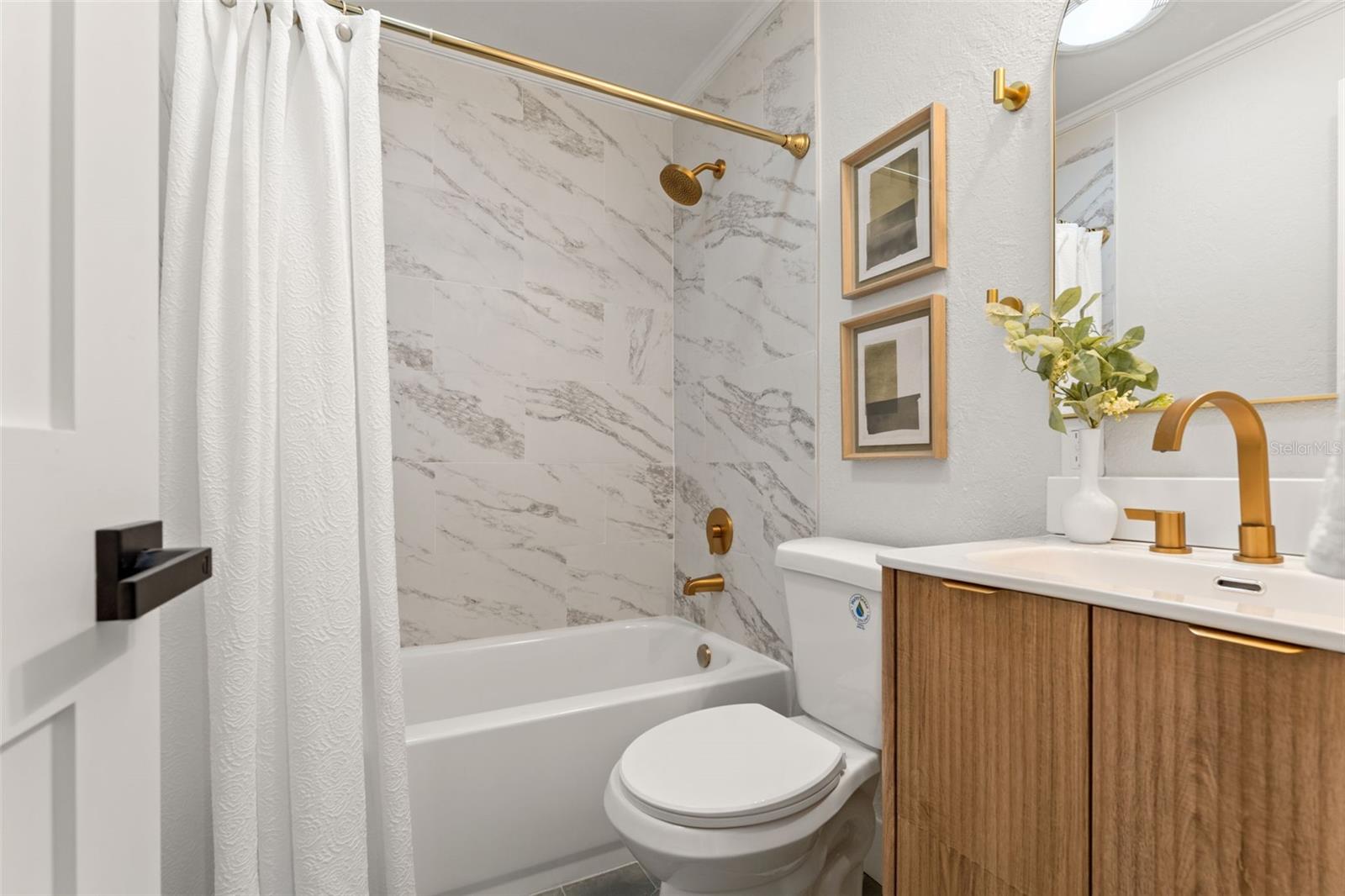 Listing photo id 17 for 646 36th Avenue N