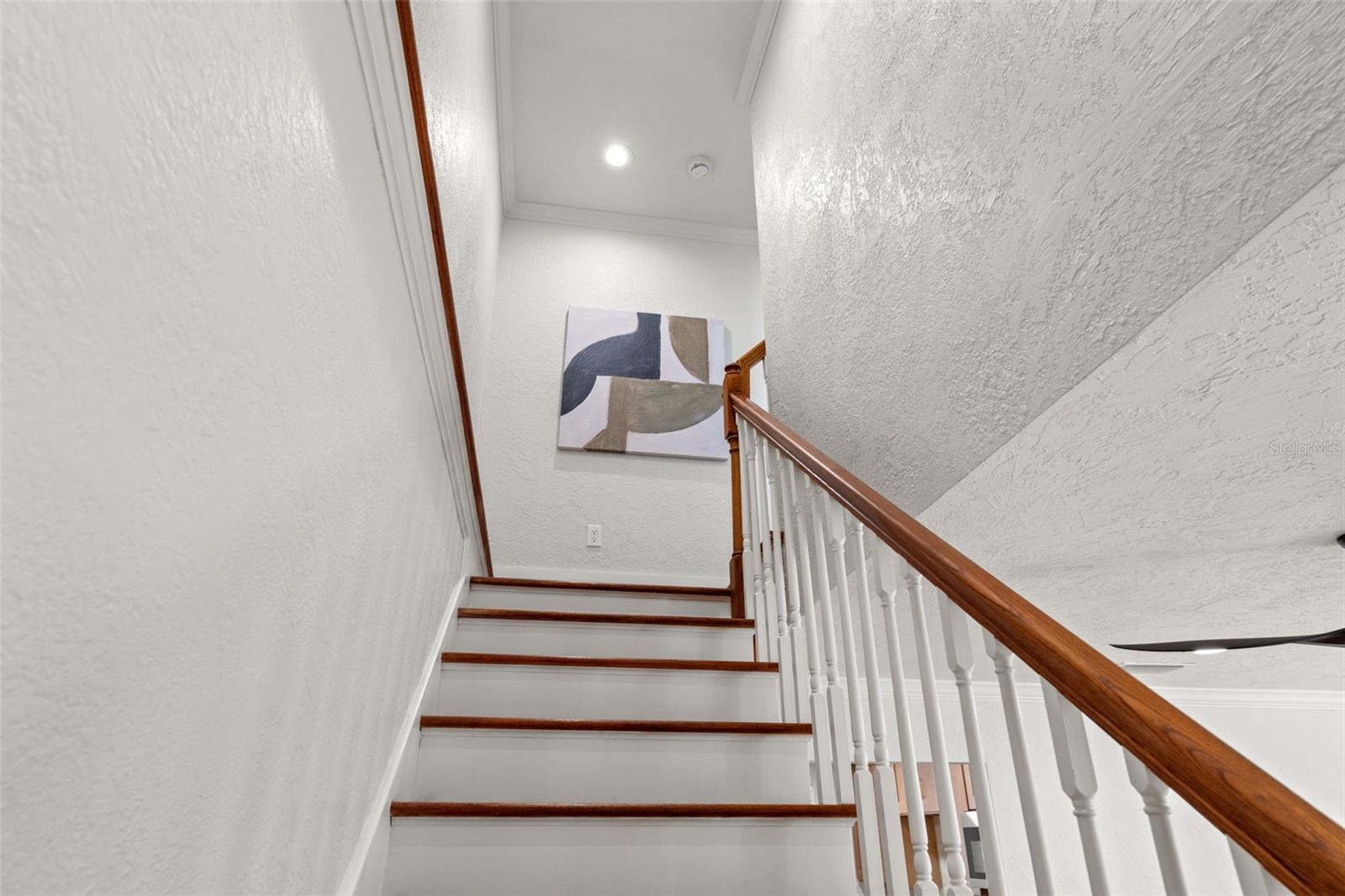 Listing photo id 21 for 646 36th Avenue N