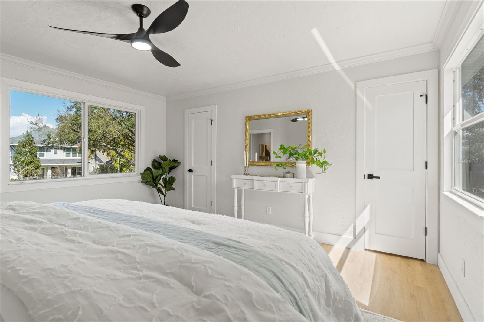 Listing photo id 26 for 646 36th Avenue N