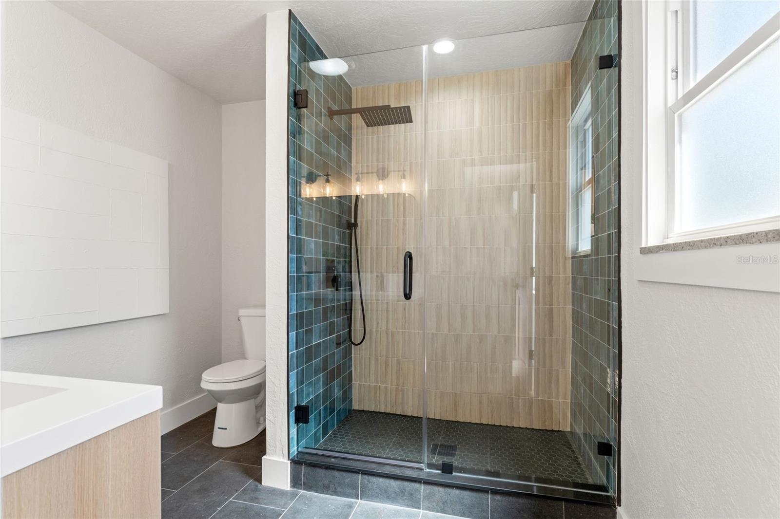 Listing photo id 28 for 646 36th Avenue N