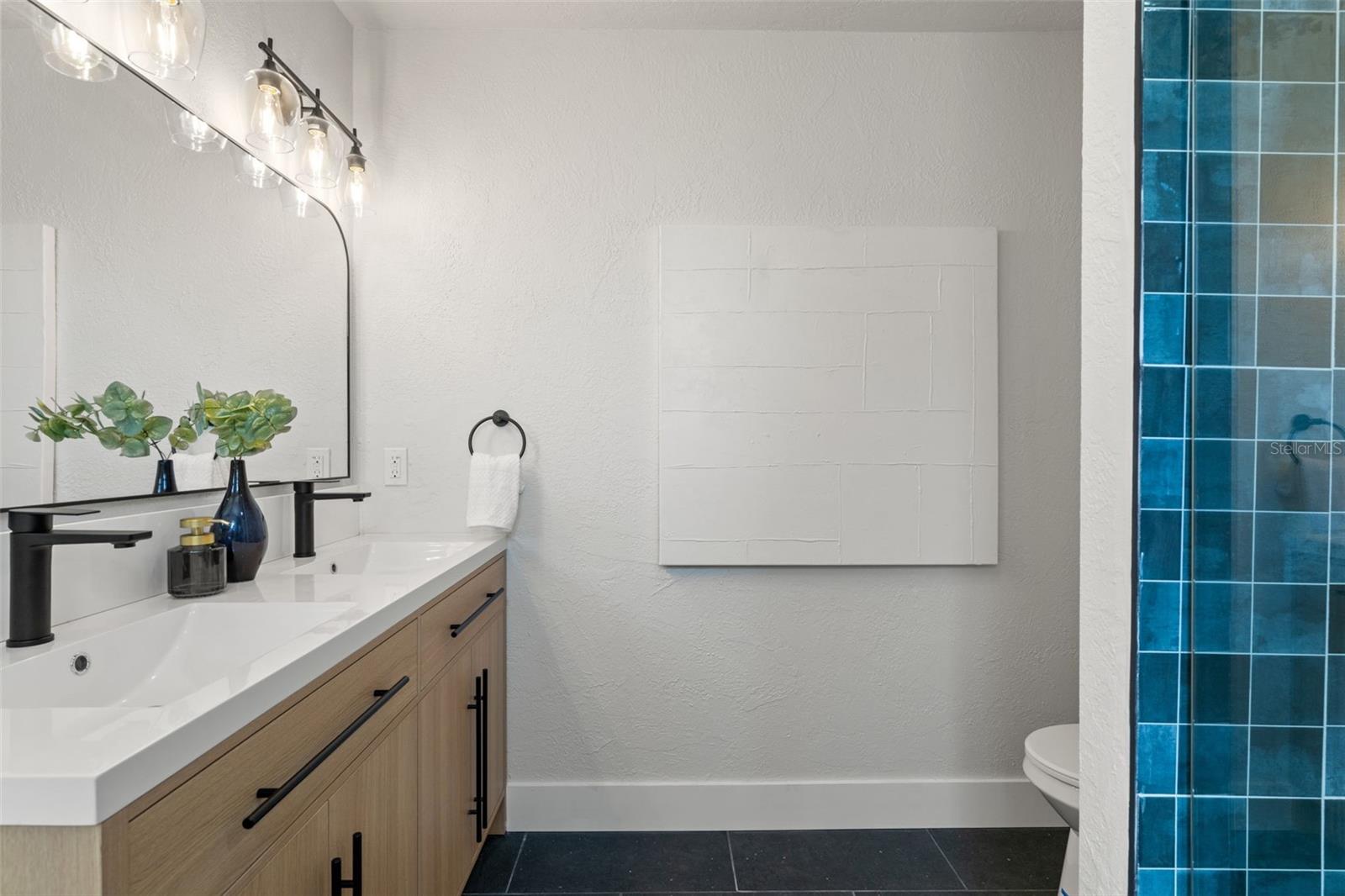 Listing photo id 29 for 646 36th Avenue N