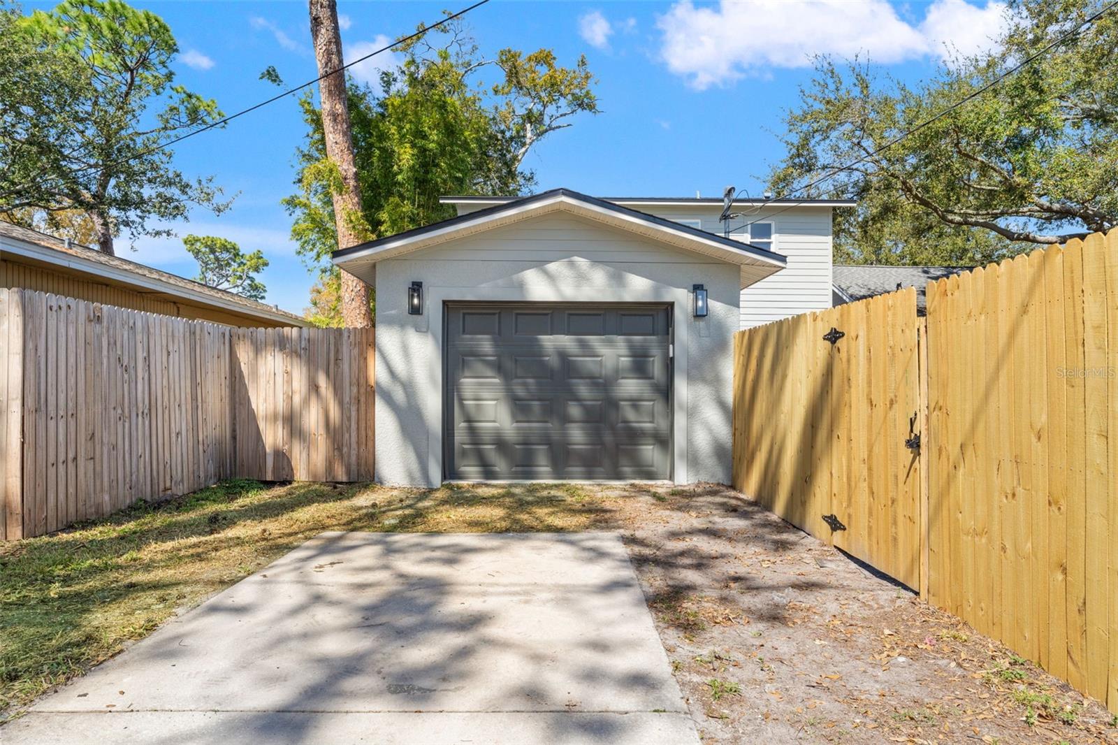 Listing photo id 32 for 646 36th Avenue N