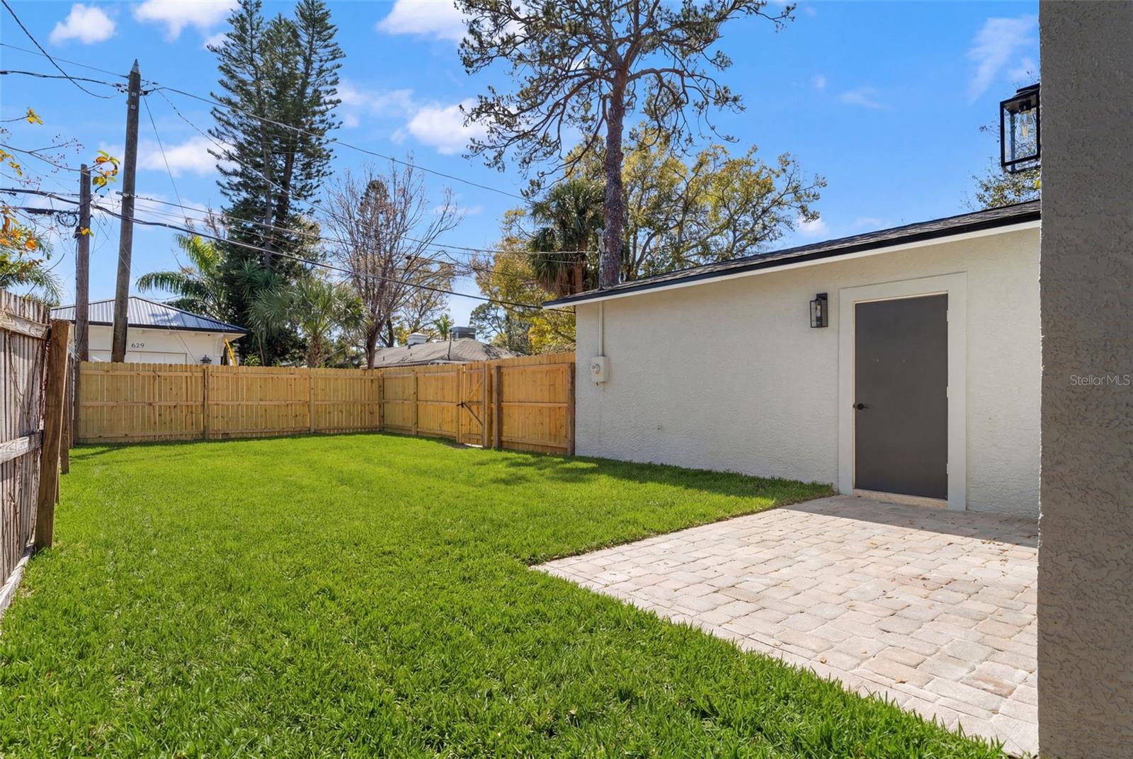 Listing photo id 35 for 646 36th Avenue N