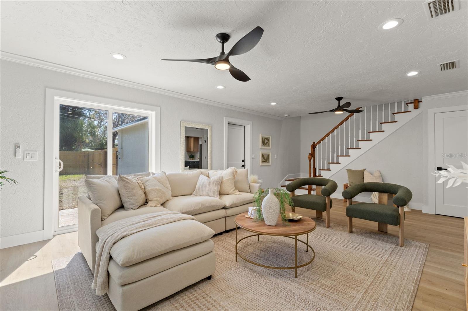 Listing photo id 2 for 646 36th Avenue N