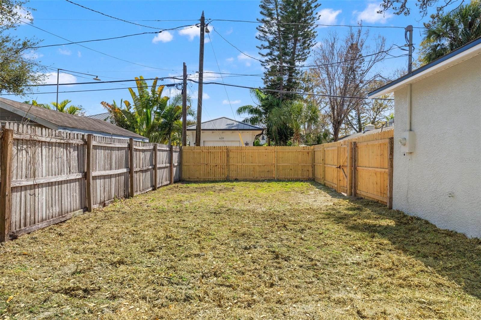 Listing photo id 38 for 646 36th Avenue N