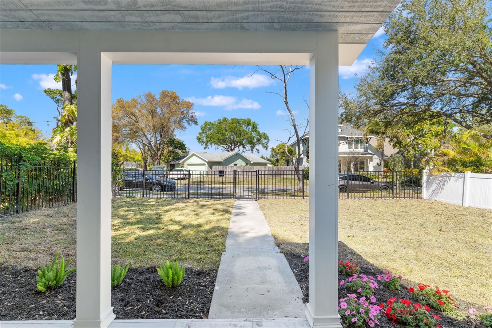 Listing photo id 51 for 646 36th Avenue N