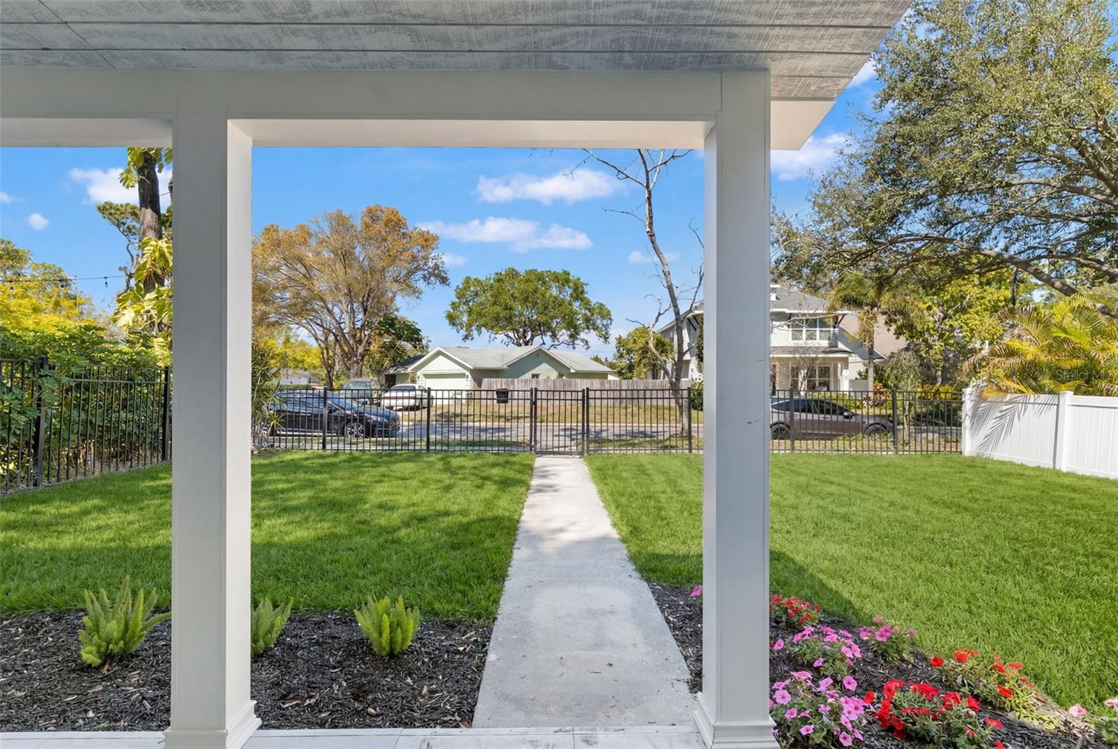 Listing photo id 6 for 646 36th Avenue N