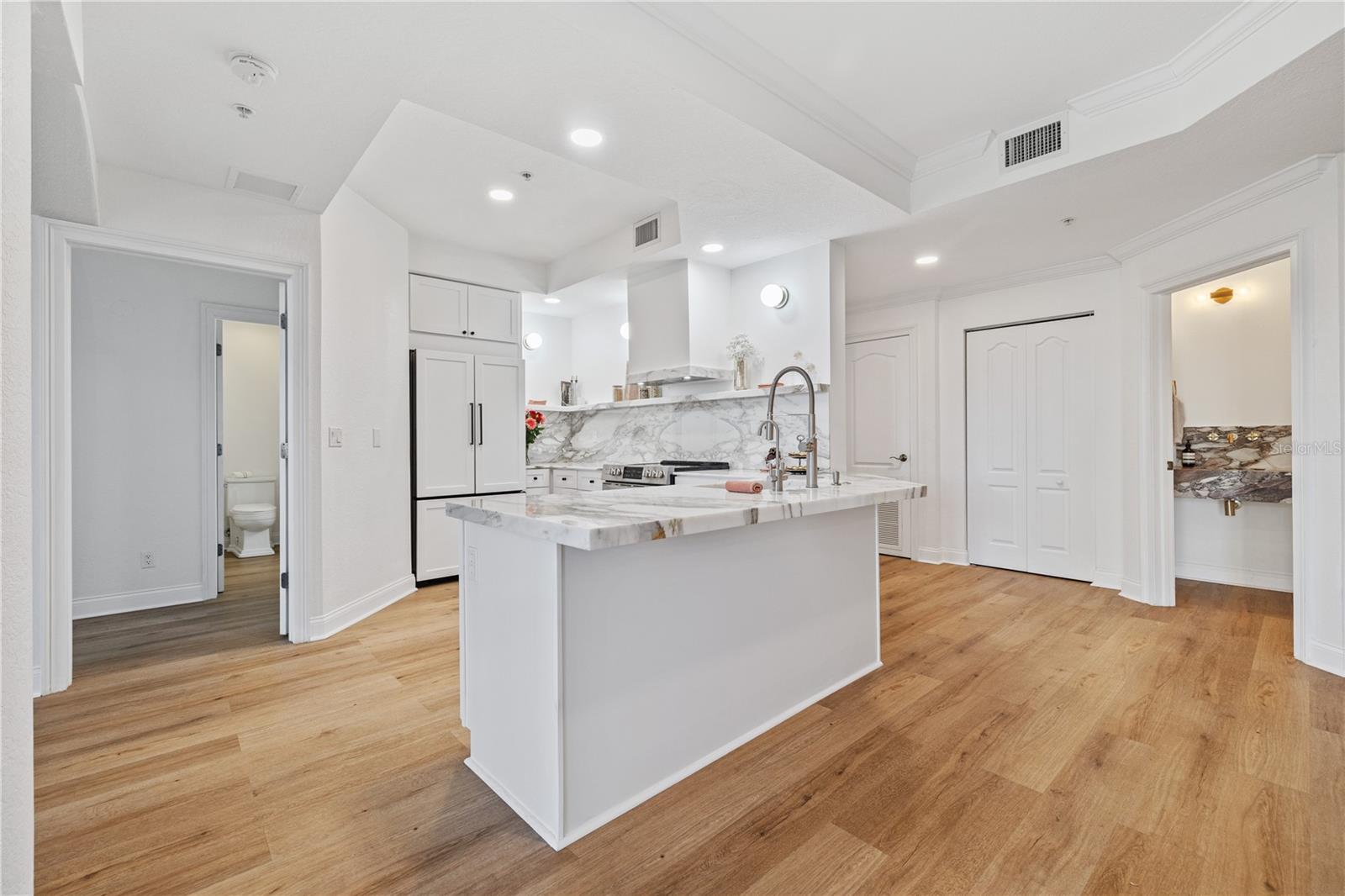 Image 5 of 18 For 750 4th Avenue S 405d