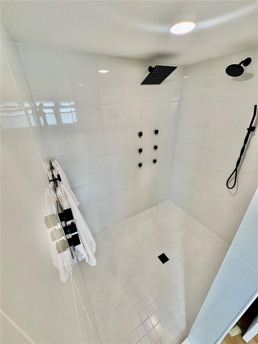 Image 33 of 59 For 487 Pinellas Bayway S 107