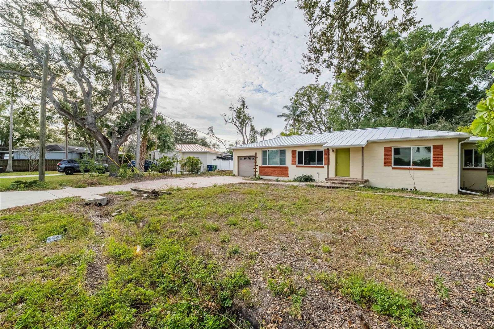 Listing photo id 11 for 6213 Sanders Drive