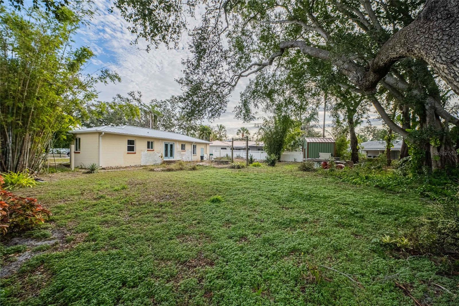 Listing photo id 13 for 6213 Sanders Drive